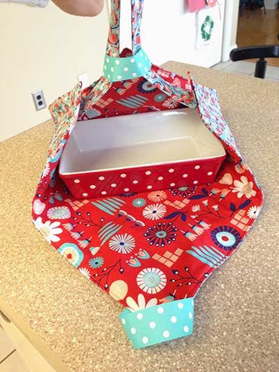 12+ Casserole Carrier Patterns And Tutorials For Your Next Potluck ⋆ Hello Sewing Casserole Carrier Pattern, Casserole Carriers, Carrier Pattern, Casserole Carrier, Beginner Sewing Projects Easy, Small Sewing, Small Sewing Projects, Leftover Fabric, Sewing Projects For Beginners