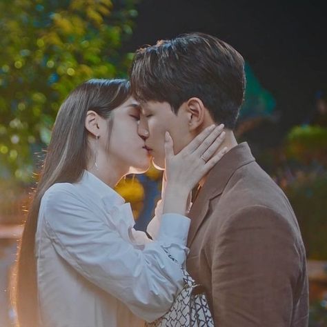 Hotel Deluna, Kissing Scene, Yoo Seung Ho, Korean Drama Romance, Jin Goo, Couple Poses Reference, Romantic Couples Photography, Black Hair Kpop, The Close