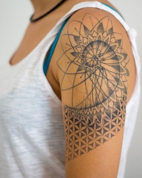 Fibonacci Tattoo, Flower Of Life Tattoo, Spiral Tattoos, Geometric Sleeve Tattoo, Sacred Geometry Tattoo, Muster Tattoos, Geometry Tattoo, Inspiration Tattoos, Tattoos Geometric