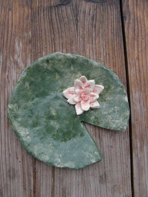 Water Lily Ceramic Bowl, https://www.etsy.com/listing/213726119/water-lily-ceramic-bowlring-dishwater Lilypad Clay Dish, Lily Pad Pottery, Water Lily Jewelry, Lily Pad Jewelry Dish, Ceramic Lily Flower, Beginners Ceramics, Lily Pad Plate, Ceramic Jewelry Dish, Trinket Bowl