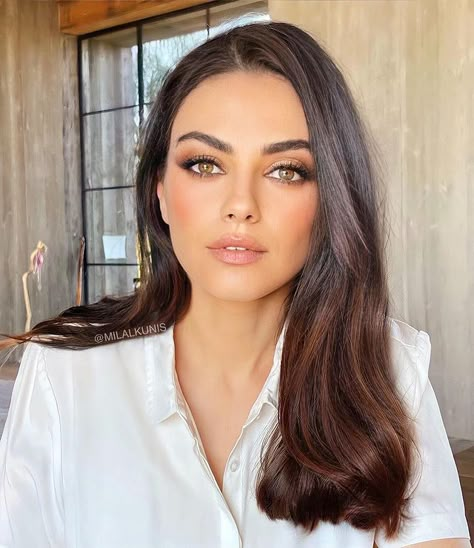 Mila Kunis Hair, Warm Makeup, Rambut Brunette, Brunette Makeup, Bridal Makeup Natural, Brown Hair Brown Eyes, Long Dark Hair, Natural Wedding Makeup, Mila Kunis