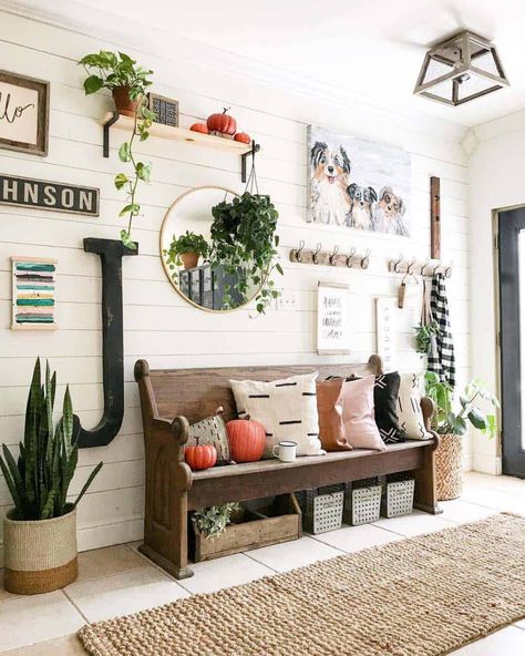 Entryway Decorating, Farmhouse Entry, Small Foyer, Farmhouse Entryway, Farmhouse Side Table, Entryway Wall Decor, Diy Rustic Decor, Small Entryways, Interior Decorating Styles