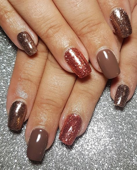 Rose Gold And Brown Nails, Brown And Copper Nails, Rose Gold Dip Nails, Bronze Nails Acrylic, Bronze Glitter Nails, Rust Glitter Nails, Brown Nails Gold Glitter, Nails Copper Bronze, Bronze Nails Designs