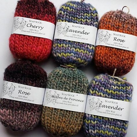 If you’re a fan of knitting gifts you’re going to love these knitted soap socks. The pattern is simple and yet so adorable and everybody is going to love it. Do you know how it feel to get a gift that you actually want? This is THAT type of gift. And,if the soap is hand … Projek Mengait, Almond Soap, Small Knitting Projects, Felted Soap, Gingerbread Lady, Soap Bag, Knitted Wit, Fun Craft, Sock Patterns