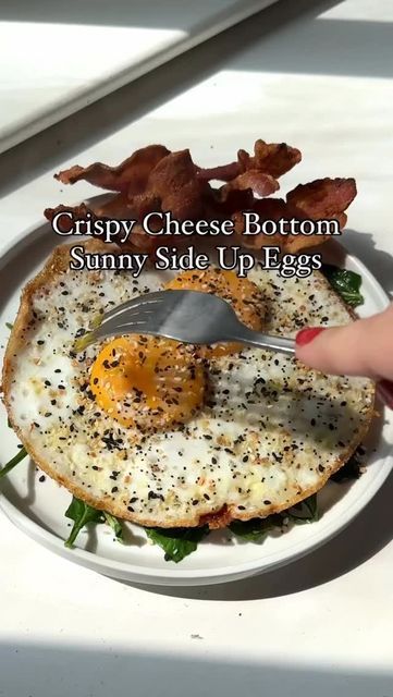 Perfect Sunny Side Up Eggs, Sunny Side Up Eggs, Healthy Lunches For Work, Best Keto Meals, Wilted Spinach, Crispy Cheese, Bagel Seasoning, Diner Recipes, Veggie Delight