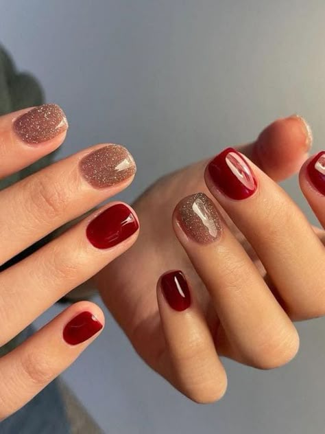 Korean winter short nails Red Combination Nails, Red Nail Color Combinations, Nail Colors That Match Everything, Nail Color Combinations Ideas, Dark Nail Colors Winter, Nail Art Maroon Simple, Burgundy And Gold Nails, December Colors, Nail Color Combinations