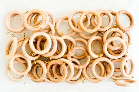 DIY upcycled Christmas decorations, 5 Great ideas for Repurposing curtain rings Curtain Ring Christmas Crafts, What To Make With Wooden Curtain Rings, Wooden Ring Crafts Ideas, Wooden Curtain Ring Crafts, Curtain Rings With Clips Ideas, Upcycled Christmas Ornaments Diy, Crafts Using Wooden Rings, Curtain Ring Crafts Ideas, Wood Rings Crafts