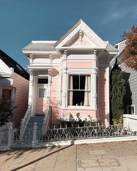 San Francisco (California) Country Cottage Bedroom, Architecture Renovation, Little Cottages, Trendy Apartment, San Francisco Houses, Country Cottage Decor, Victorian Cottage, Apartment Architecture, Pink House