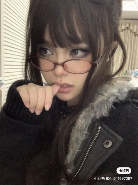 Soft Bayonetta Makeup, Bayonetta Makeup, Bayonetta Glasses, Doll Eye Makeup, 사진 촬영 포즈, Cute Glasses, I Love Girls, Selfie Poses, Pretty Makeup