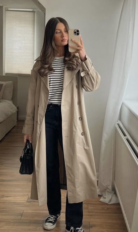 Beige Mac Coat Outfit, Style With Trench Coat, Tan Trench Coat Outfit Casual, Mango Trench Coat, Coat And Cap Outfit, Beige Trench Outfit, Trench Coat And Jeans Outfit, Ootd Trench Beige, Autumn Outfits Trench Coat