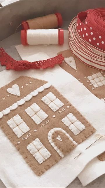 Felt Gingerbread, Diy Felt Christmas Ornaments, Gingerbread Christmas Decor, Felt Crafts Christmas, Felt Christmas Decorations, Christmas Gingerbread House, Felt Projects, 12 December, Gingerbread Houses