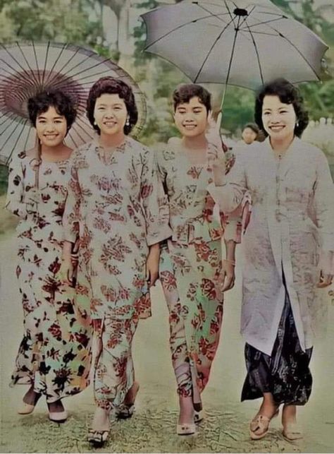 Klasik Melayu, Johor Bahru, Hari Raya, The 50s, Image Macro, 60s Fashion, Historical Fashion, Old Photos, Fashion Inspo