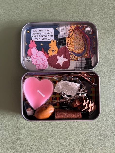 Manifestation Box Diy, Altoid Trinket Tin, Diy Trinket Box Ideas, Painted Boxes Ideas, Tin Crafts Diy, Trinket Boxes Diy, Altoid Tin Gifts, Altoids Box Ideas, Trinket Tin