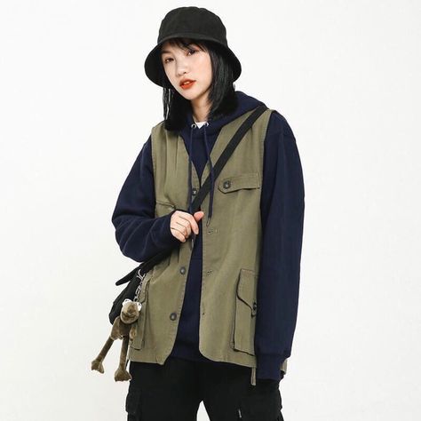 Fisherman Outfit For Women, Fishing Vest Outfit Streetwear, Hanoi Outfit, Ootd Vest, Fisherman Outfit, Cozy Ootd, Girls Squad, Uni Style, Military Vest