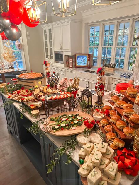 Holiday Party Food Table, Holiday Party Food Display, Christmas Dessert Decorations, Christmas Dinner Buffet, Party Food Table Ideas, Brunch Table Decorations, Christmas Party Buffet, Christmas Buffet Table, Christmas Catering