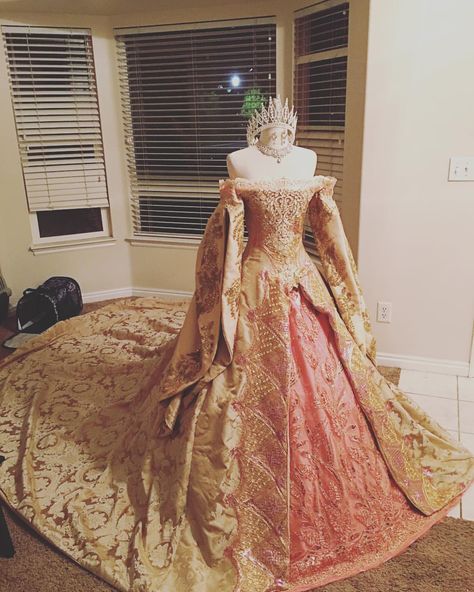 The Grand Duchess Anastasia! #designerdaddy #costume #cosplay #anastasia #princess Anastasia Princess, Grand Duchess Anastasia, Anastasia Dress, Disney Princess Dresses, Fantasy Dresses, Fantasy Gowns, Medieval Dress, Disney Dresses, Costume Cosplay