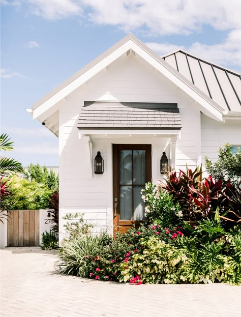 Modern Beach Bungalow, Small Beach Cottage, Case Creole, California Cottage, White Bungalow, Modern Spanish Style, Front Porch Garden, Luxury Cottages, Catholic Home Decor