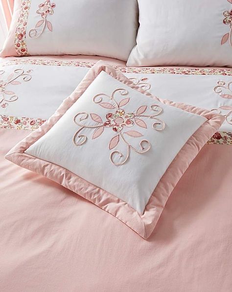 Aesthetic Bedsheets, Bedsheets Ideas, Crochet Bedsheets, Draps Design, Bed Cover Design, Designer Bed Sheets, Cushion Embroidery, Sewing Cushions, Luxury Bed Sheets