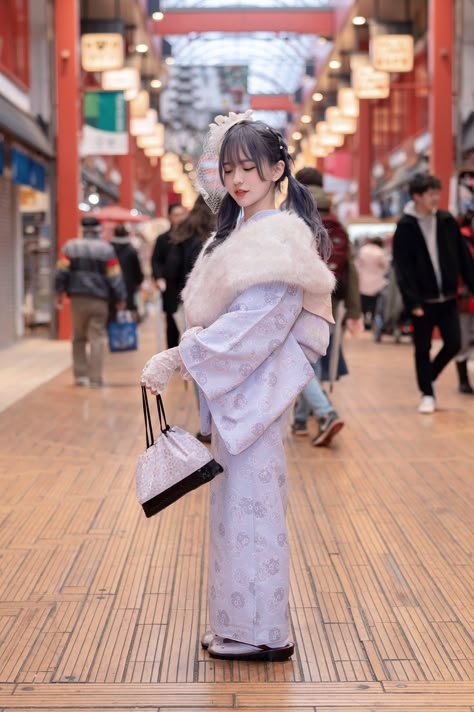 Kimono Girl, Modern Clothing, Traditional Modern, Japanese Outfits, Traditional Clothing, Fashion Design Clothes, Modern Outfits, High Class, Japanese Culture