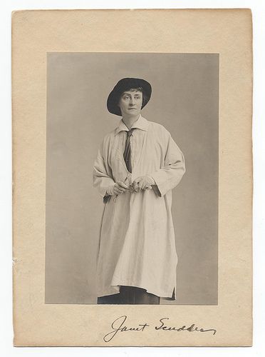 Janet Scudder, ca. 1920.  Scudder wearing an artist's smock and holding sculpting tools. Artist Clothing, Artist Smock, Theater Costumes, Inspirational Photography, Olden Days, Lesbian Art, Artist Sketchbook, Theatre Costumes, Artist Outfit