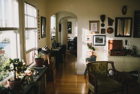 Cold Apartment, Small New York Apartment Aesthetic, Small New York Apartment, New York Apartment Aesthetic, Oakland Apartment, New York Apartment, Dream Apartment, House Room, An Apartment