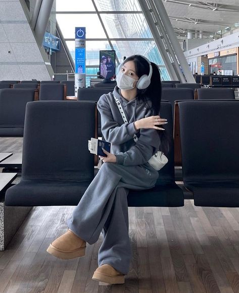 Uzzlang Airport, Korean Airport Fashion Winter, Korea Airport Outfit, Airport Aesthetic Korea, Airport Outfit Aesthetic Winter, Y2k Airport Outfit, Comfy Airport Outfit Aesthetic, Airport Fits Winter, Airport Outfit Comfy Winter