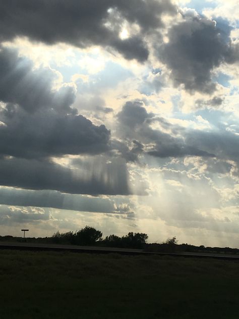 I love how the sun shining through the clouds with rays of sunshine Cas Songs, Ray Of Sunshine Aesthetic, Sunshine Through Clouds, Sun Rays Clouds, Sun Shining Through Clouds, Sun Rays Through Clouds, God Rays, Sunrays Through Clouds, Storm Sky