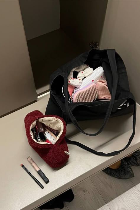 Inside Backpack Aesthetic, Inside My Bag, Bride Floral, Handbag Essentials, What In My Bag, Stationery Accessories, Girly Stuff, Essential Bag, I Love Girls