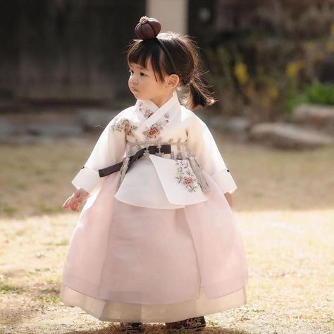 Traditional Baby Clothes, Chinese Fancy Dress, Hanbok Traditional, Korean Traditional Clothing, 2022 Design, Korean Traditional Dress, Cute Asian Babies, Korean Hanbok, Korean Babies