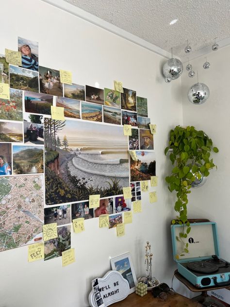 Beachy Picture Wall Collage, Surf Dorm Room, Granola Room Decor, Granola Girl Room Aesthetic, Granola Girl Bedroom, Beach Dorm Room Ideas, Granola Girl Room, Beach Aesthetic Room, Beachy Dorm Room