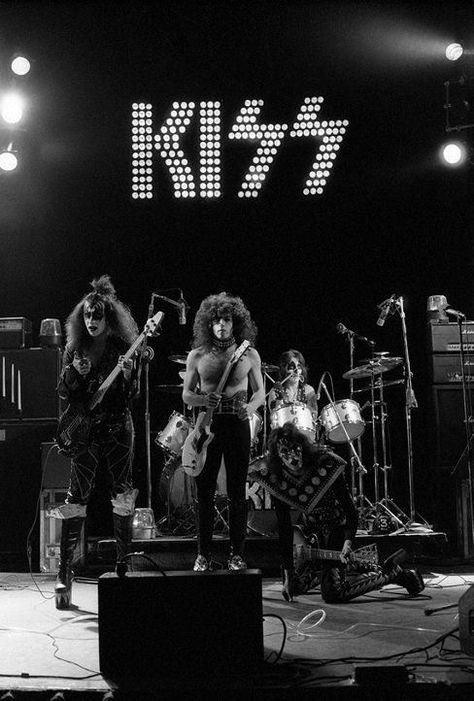 Kiss Group, Banda Kiss, Nyc March, Rock Poster Art, Kiss Images, Rock Aesthetic, Rock Band Posters, Kiss Army, Kiss Pictures