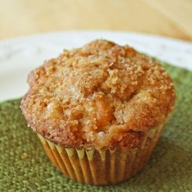 Moist Apple Muffins Apple Muffins Easy, Healthy Apple Cinnamon Muffins, Apple Muffins Recipe, Apple Muffin Recipes, The Girl Who Ate Everything, Muffins Easy, Apple Cinnamon Muffins, Cinnamon Muffins, Apple Muffins