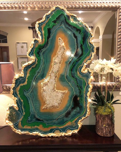 Emerald green resin geode Geode Resin Art, Resin Geodes, Resin Geode, Resin Art Painting, Geode Art, Resin Wall Art, Acrylic Pouring Art, Fluid Acrylic Painting, Diy Epoxy