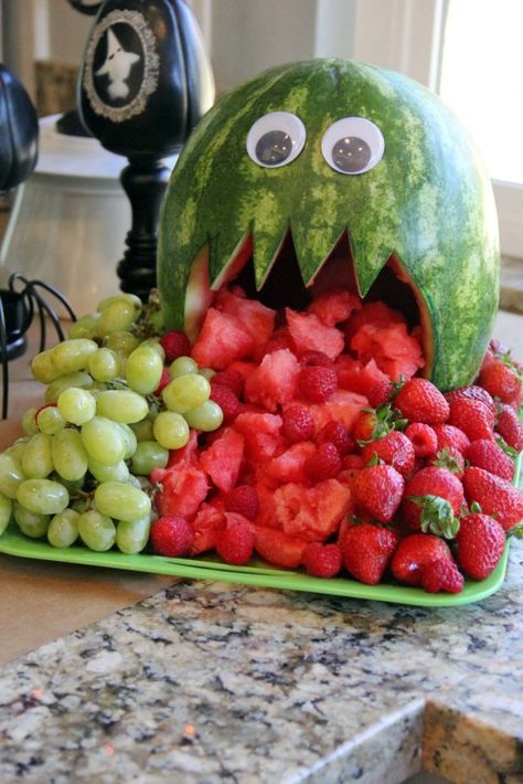 Watermelon monster for Halloween! Watermelon Monster, Keto Halloween, Halloween Food Decorations, Snacks And Appetizers, Läskig Halloween, Healthy Halloween Food, Dessert Halloween, Recetas Halloween, Pumpkin Halloween Costume