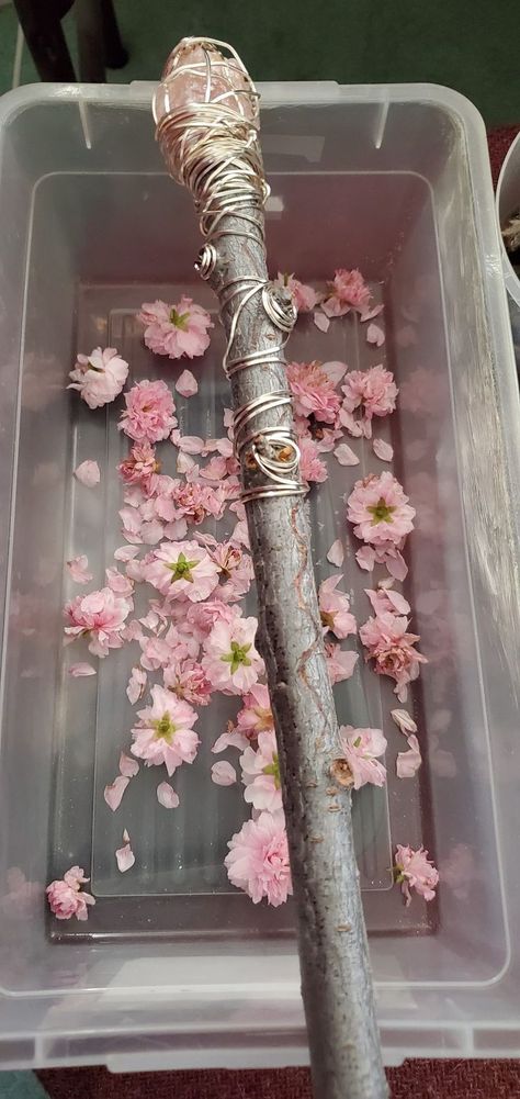 Wiccan Wands, Wiccan Crafts, Witch Wand, Buch Design, Diy Wand, Witch Diy, Witchy Crafts, Fairy Wands, Baby Witch