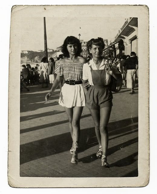 Chronically Vintage: 15 photos of terrific real world 1940s summer fashions Outfits 40s, 1940s Summer, Beachy Summer Outfits, 40s Mode, Vintage Summer Outfits, Holiday Outfits Summer, Teacher Outfits Fall, Vintage Outfits 90s, Mid Century Fashion