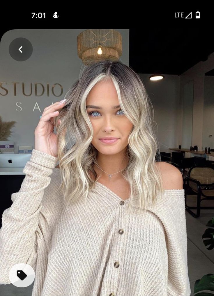 Blonde Stretched Root Balayage, Blond With A Shadow Root, Blond Shadow Root Money Piece, Dark Root Money Piece, Light Shadow Root Blonde, Blended Roots Blonde Natural, Shadow Root Blonde Lowlights, Foils On Short Hair, Blonde Short Hair With Money Piece