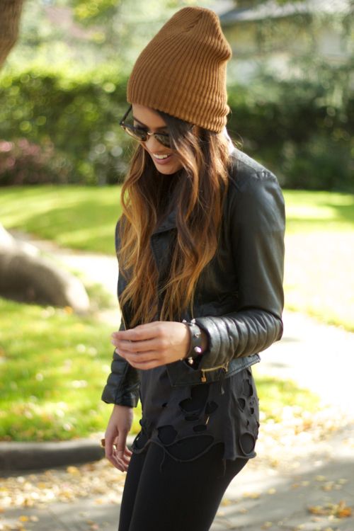 Queer Style, Beanie Outfit, Ray Ban Wayfarer, Biker Chic, Lady Fashion, Closet Inspiration, Style Winter, Slouchy Hat, Looks Chic