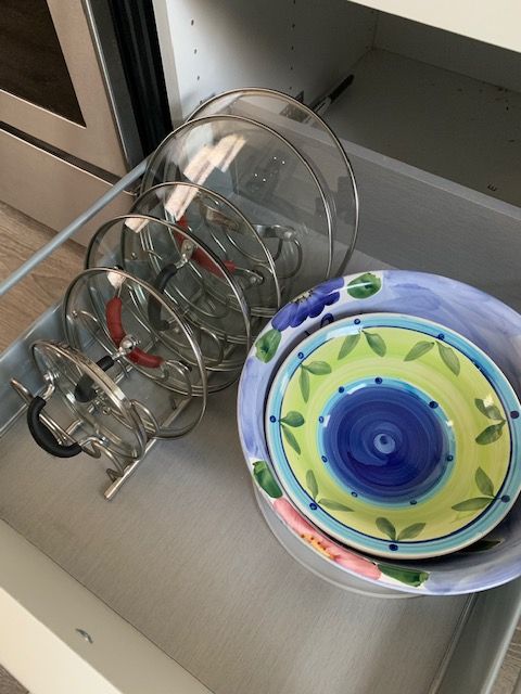 there are many dishes in the dishwasher