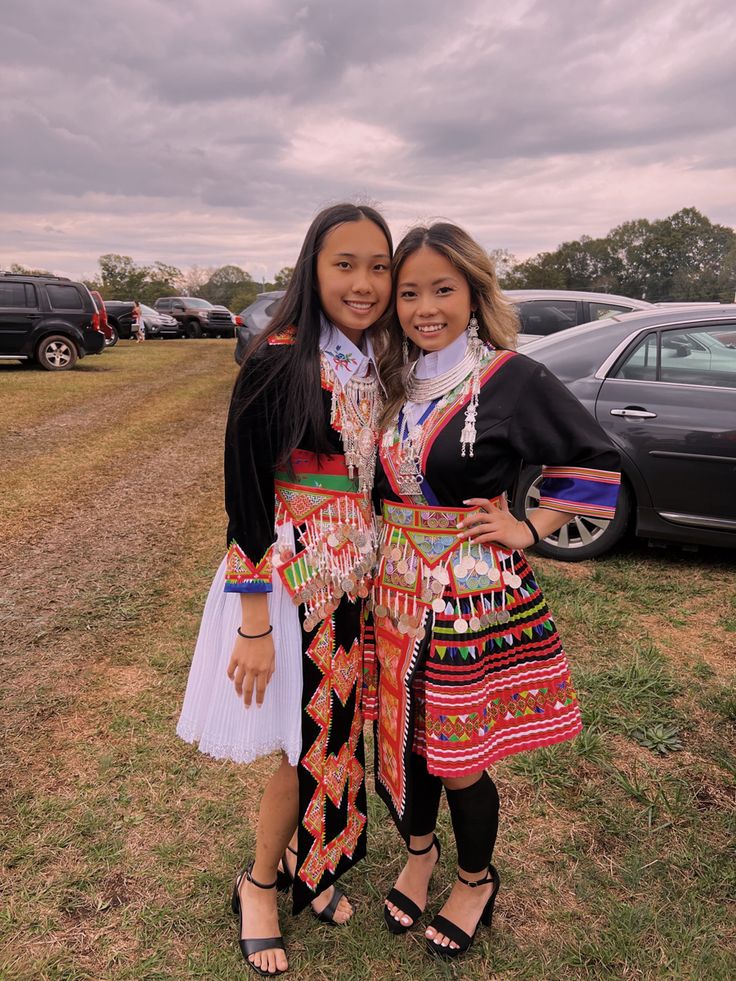 Hmong Chinese Outfits, Modern Hmong Outfits, Hmong Inspired Clothing, Hmong Clothes Photoshoot, Hmong Story Cloth, Hmong Wedding, Hmong Fashion, Hmong Clothes, Culture Day