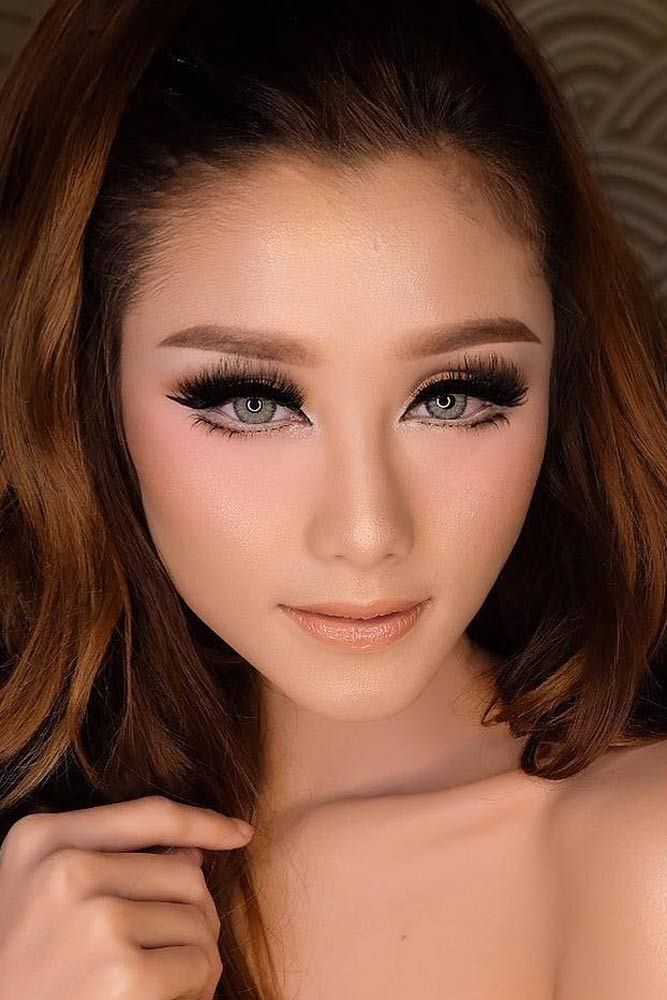 Cat eye makeup for asian eyes. Do you wonder how to apply makeup to Asian eyes so that to compliment them most? Truly, when it comes to monolid, hooded, and small eyes, the makeup application might be a bit challenging. However, you do not need to worry because we have a guide that will help you enhance your eyes. #makeup #asianeyes #makeupideas #NaturalMakeupTips Make Up Ideas Asian, Night Make Up, Wedding Makeup Natural, Dramatic Eyeliner, Make Up Designs, Gala Night, Asian Makeup Looks, Natural Eyeliner, Natural Makeup Tips