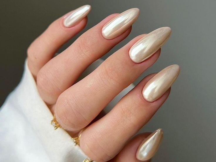 Vanilla Chrome Nails, Chrome Manicure, Emerald Nails, Chrome Nail Art, Gold Nail Designs, Modern Nails, Metallic Nails, Dipped Nails, Hot Nails