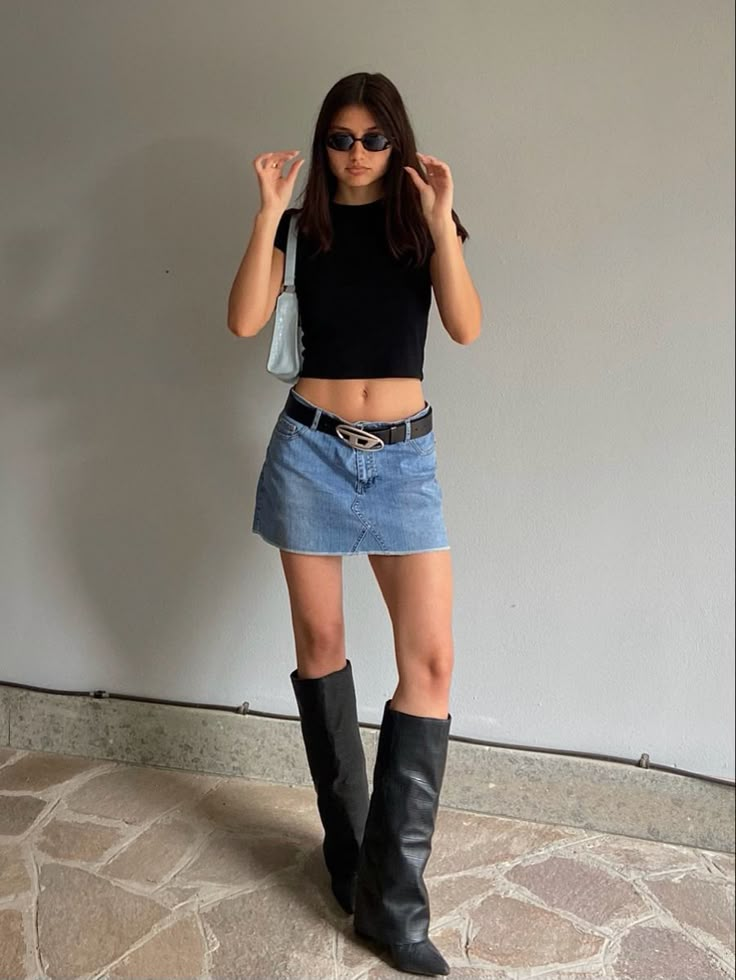 2000s Fashion Denim Skirt, Short Jean Skirt Outfits Aesthetic, Denim Miniskirt Outfits Y2k, Short Jean Skirt Outfits Y2k, Denim Mini Skirt Outfit Aesthetic, Mini Denim Skirt Outfit Summer Y2k, Short Denim Skirt Outfit Summer, Mini Skirt Jeans Outfit, Jupe En Jean Outfit