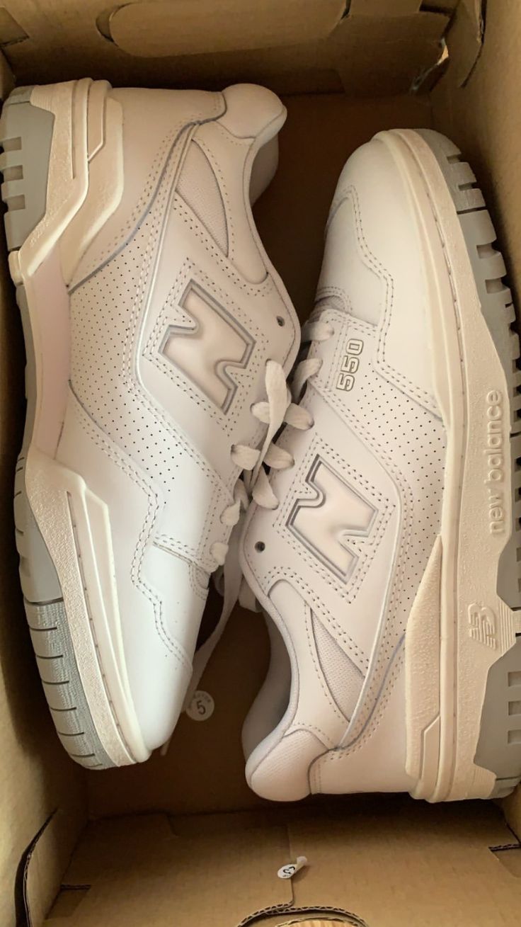 White New Balance Sneakers, New Balance 550s, White New Balance, Mode Ulzzang, New Balance White, Shoes New Balance, Dr Shoes, Mens Trail Running Shoes, Cute Sneakers