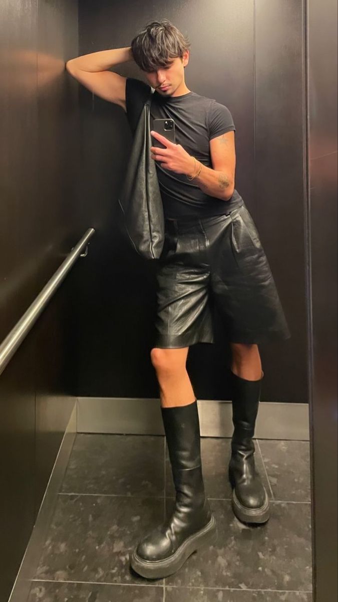 Leather Shorts Outfit, Mens Shorts Outfits, Mens Outfit Inspiration, Mens Fashion Streetwear, Looks Street Style, Mode Inspo, Vogue Fashion, Leather Shorts, Mens Street Style