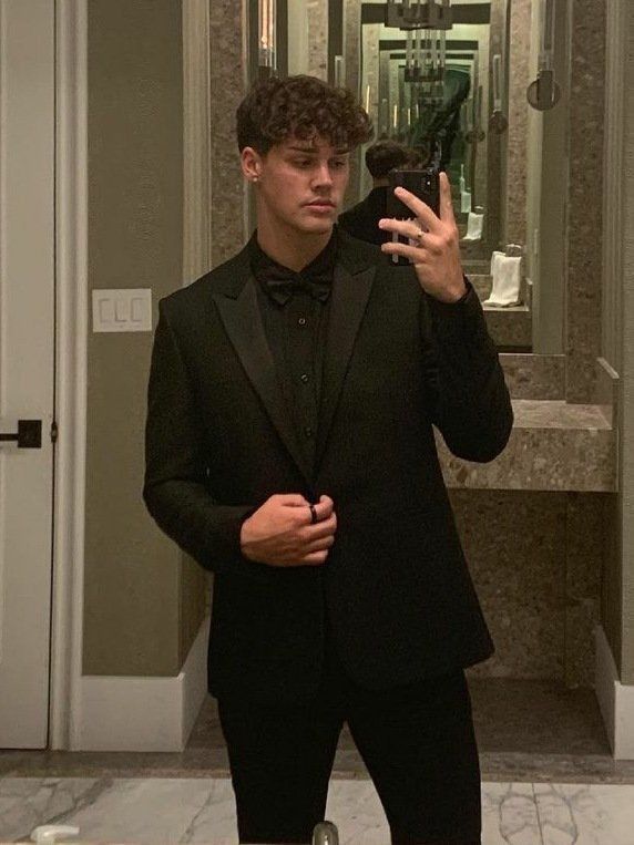 All Black Suit Prom, Prom Fashion For Guys, Homecoming Guys Outfits, Black Suit Prom, Full Black Suit, Guys Prom Outfit, All Black Tuxedo, Black Prom Suits, Formals For Men