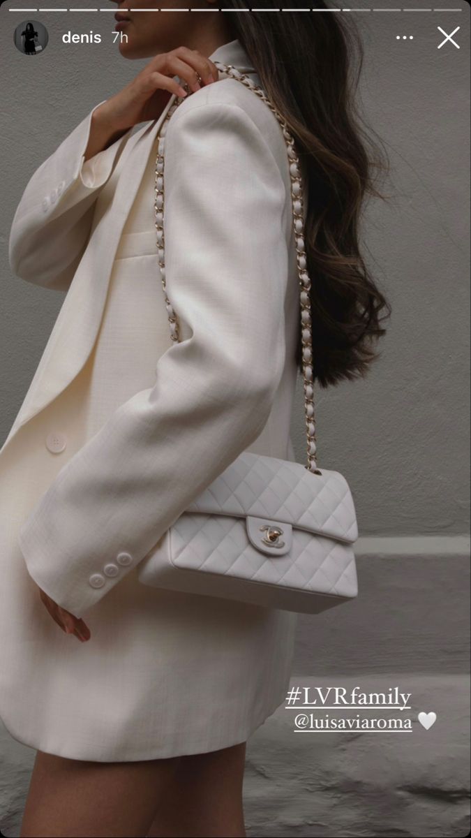 Small White Chanel Bag, White Chanel Classic Flap Outfit, White Chanel Bag Aesthetic, Classy Bags Aesthetic, Chanel Bags 2023, Chanel White Aesthetic, Chanel Medium Flap Outfit, White Chanel Bag Outfit, Chanel Classic Flap Bag Outfit