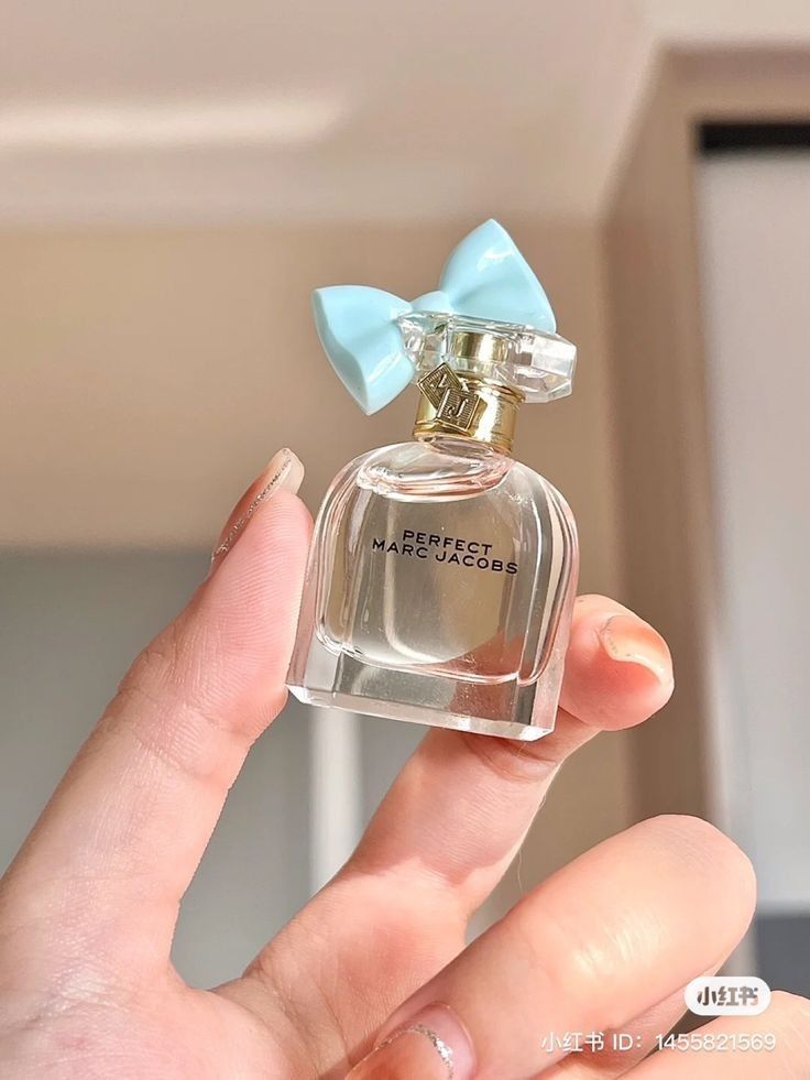 Cute Mini Perfume, Mini Perfume Aesthetic, Parfum Aesthetic, Mini Perfumes, Small Perfume, Koleksi Parfum, Mini Fragrance, Perfume Display, Pretty Perfume Bottles