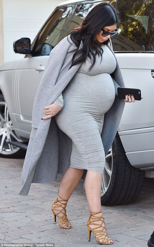 Not putting her feet up just yet: Eight months pregnant Kim Kardashian stepped… Kim Pregnant, Kim Kardashian Pregnant, Estilo Kim Kardashian, Estilo Kardashian, Kim And Kourtney, Kim Kardashian Outfits, Pretty Pregnant, Kardashian Outfit, Cute Maternity Outfits