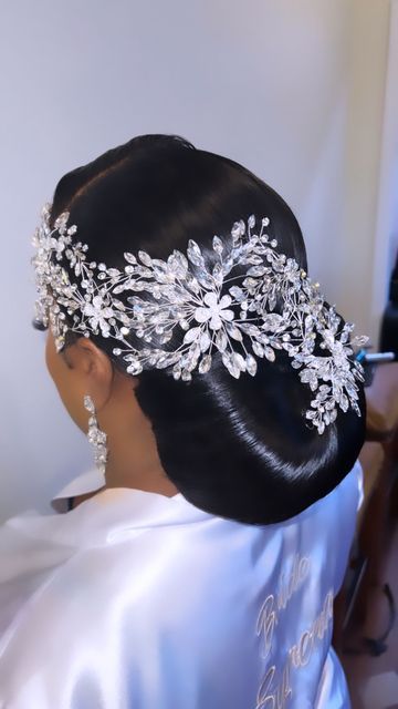 a woman wearing a bridal hair comb with flowers on it's head and pearls in her hair